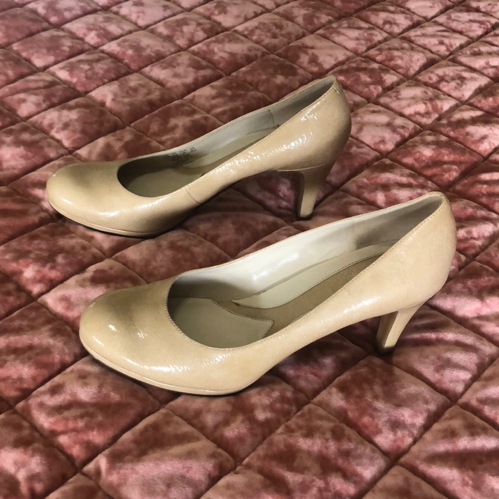Nude Naturalizer pumps.